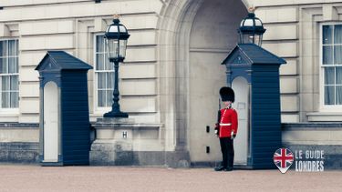Garde devant Buckingham Palace